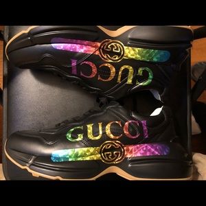 Gucci leather sneaker Men’s size 9 (Like new)